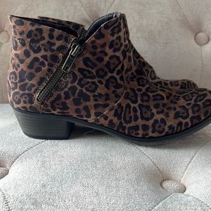 Sun and Stone leopard print ankle boot size 7